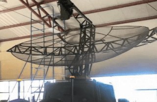 Radar antenna and support structure inside its hangar